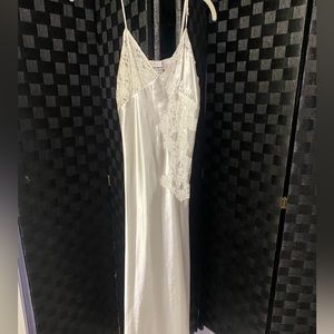 Lingerie CAIQUE full length 100% polyester white laced nightgown.